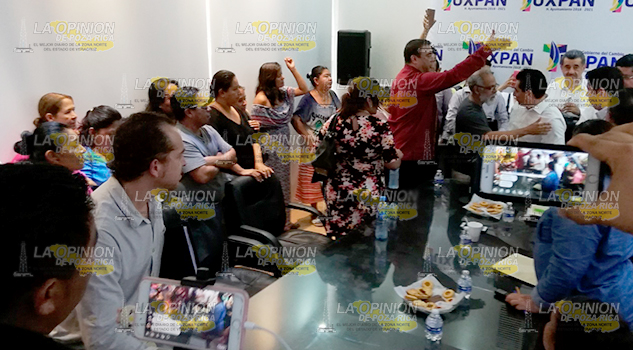 ¡Huyeron los regidores disidentes! Antorchistas los cercaron al finalizar una sesión de cabildo