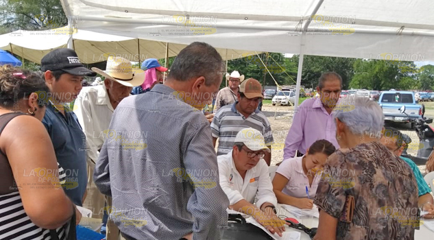 Entrega SAGARPA fertilizantes y productos agrícolas a productores