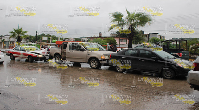 Taxi provoca carambola rumbo a la Petromex, dos lesionados