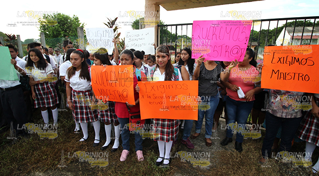 Padres de familia toman el Tebaev de Papantla