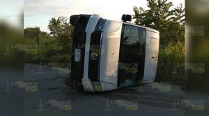Dos lesionados en volcadura en Tempoal