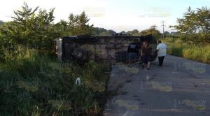 Dos lesionados en volcadura en Tempoal