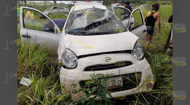 Joven casi se mata en espectacular volcadura