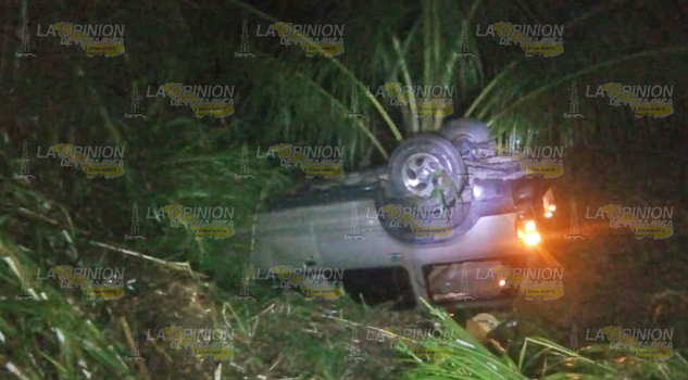 Vuelca camioneta en la carretera, los ocupantes salieron ilesos