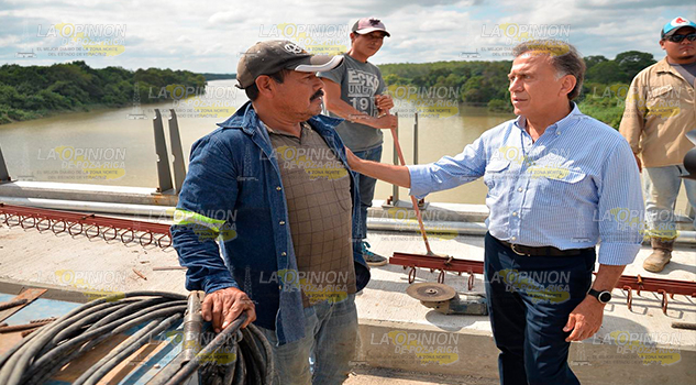 Supervisa el Gobernador Yunes la obra de construcción del Puente Ojite