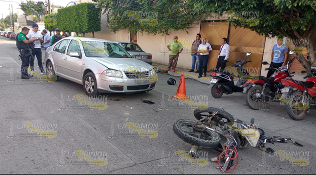 Invadió el carril contrario motociclista atropella sobre la calle Dieciséis en la colonia Cazones