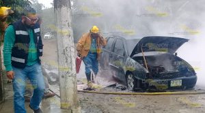 Automóvil se incendió y quedó reducido a chatarra Automóvil se incendió y quedo reducido a chatarra