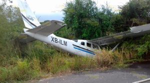 Avioneta aterriza de emergencia, atropella y mata a dos personas Avioneta aterriza de emergencia, atropella y mata a dos personas