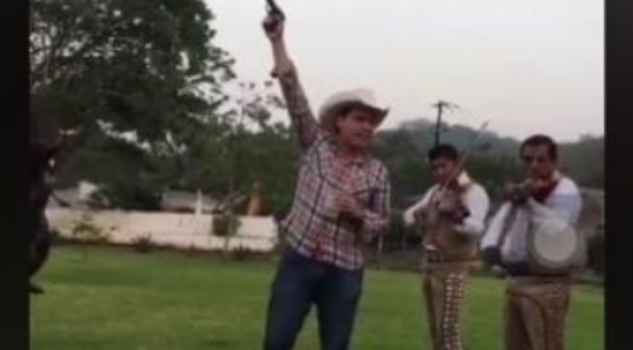 Video: Exhiben a hijo de regidora en Veracruz disparando mientras canta una ranchera