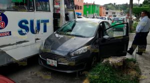 Calcula mal e impacta a automóviles estacionados Calcula mal e impacta a automóviles estacionados