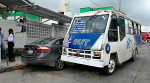 Calcula mal e impacta a automóviles estacionados Calcula mal e impacta a automóviles estacionados