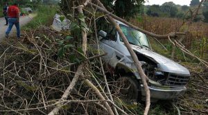 Camioneta choca y cae a un barranco; dos lesionados Camioneta choca y cae a un barranco dos lesionados