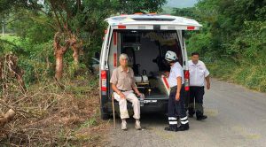 Camioneta choca y cae a un barranco; dos lesionados Camioneta choca y cae a un barranco dos lesionados