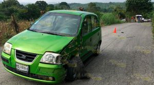 Camioneta choca y cae a un barranco; dos lesionados Camioneta choca y cae a un barranco dos lesionados
