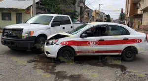 Camioneta no hace alto y choca contra taxi Camioneta no hace alto y choca contra taxi