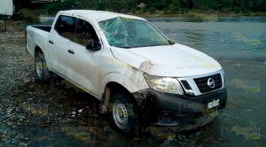 Desvalijan y abandonan camioneta a orillas del río Pantepec Desvalijan y abandonan camioneta a orillas del río Pantepec