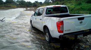 Desvalijan y abandonan camioneta a orillas del río Pantepec Desvalijan y abandonan camioneta a orillas del río Pantepec