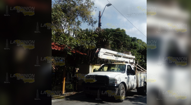 Oscuro negocio con alumbrado público en Cerro Azul