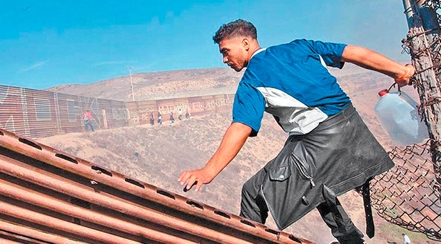 Frena EU con balas de goma y gases a migrantes que cruzan por Tijuana Frena EU con balas de goma y gases a migrantes que cruzan por Tijuana