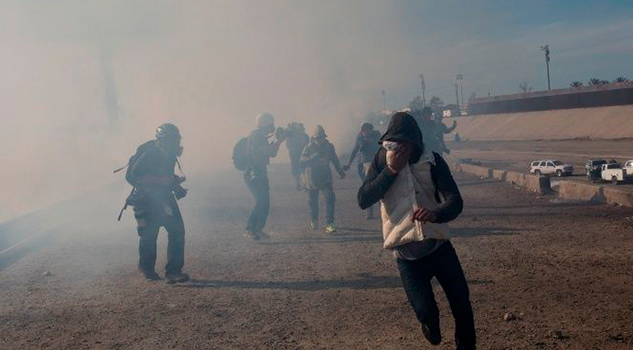 Volverán a lanzar gas lacrimógeno a migrantes si es necesario: EEUU