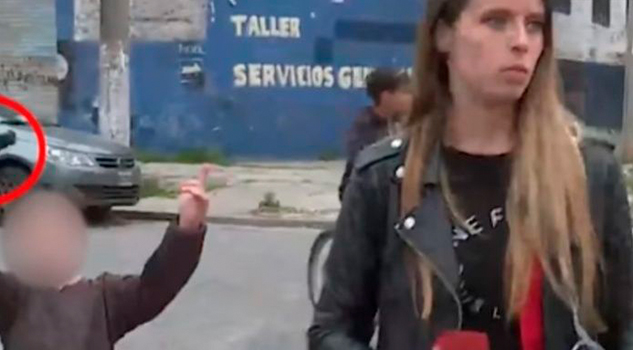 Niños 'armados' aterrorizan a reportera y al camarógrafo