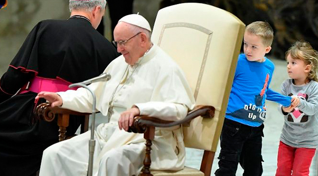 Niño con autismo protagoniza en la audiencia general del Papa
