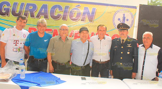 Merecido homenaje a tres grandes en la Liga Municipal Petrolera de Futbol Merecido homenaje a tres grandes