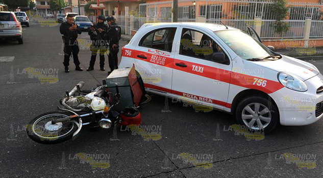 Moto se estampa contra taxi en la 27 de Septiembre El accidente ocurrió en el cruce de las calles Guadalupe Victoria y la calle Abraham Lincoln de la colonia