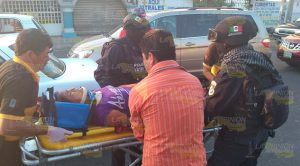 Motociclista atropella a vendedora de chicles Motociclista atropella a vendedora de chicles