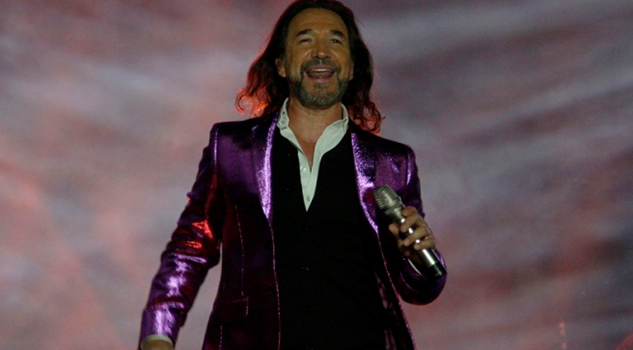 El Buki celebra 42 años de carrera musical con lleno total
