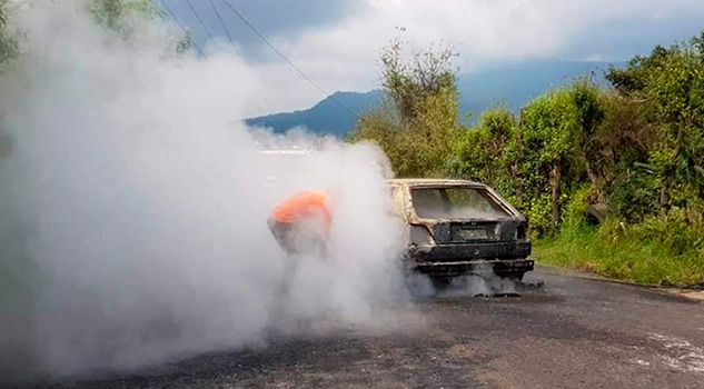Indígenas persiguen por horas en un bosque a 4 que plagiaron una niña; los capturan, y los queman