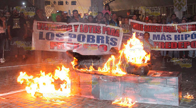 Se plantan grupos territoriales frente a Palacio de Gobierno en Xalapa Se plantan grupos territoriales frente a Palacio de Gobierno en Xalapa