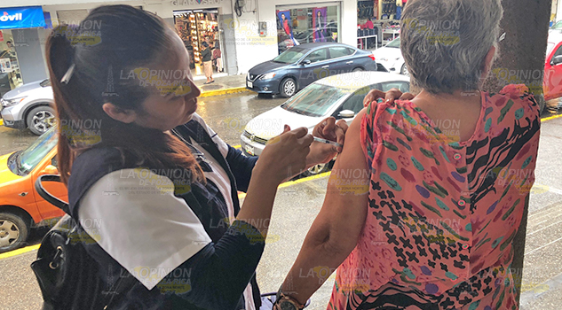 Recorren el centro aplicando vacunas, inmunizan a personas mayores contra la influenza