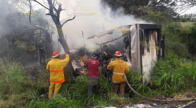 Camión choca, vuelca y termina incendiado