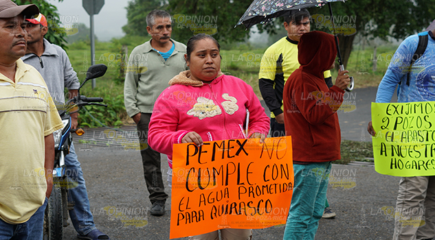Bloquean accesos a Pemex