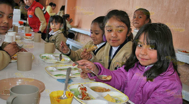Evitan debilidad en estudiantes con desayunos calientes