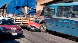 Taxi queda aplastado entre camión y camioneta en Coatepec Taxi queda aplastado entre camión y camioneta en Coatepec