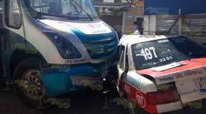 Taxi queda aplastado entre camión y camioneta en Coatepec Taxi queda aplastado entre camión y camioneta en Coatepec