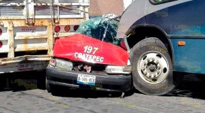 Taxi queda aplastado entre camión y camioneta en Coatepec Taxi queda aplastado entre camión y camioneta en Coatepec