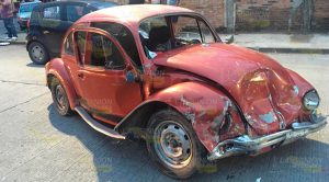 Taxista se pasa alto y provoca aparatoso accidente Taxista Provoca Aparatoso Accidente