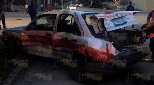 Taxista se pasa alto y provoca aparatoso accidente Taxista Provoca Aparatoso Accidente
