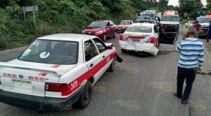 Taxista provocó carambola en la carretera Papantla - Poza Rica Taxista provocó carambola en la carretera Papantla - Poza Rica