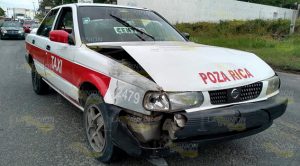 Taxista provocó carambola en la carretera Papantla - Poza Rica Taxista provocó carambola en la carretera Papantla - Poza Rica