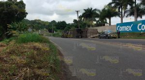 Vuelca tráiler en Tihuatlán Vuelca tráiler en Tihuatlán