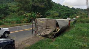 Vuelca tráiler en Tihuatlán Vuelca tráiler en Tihuatlán