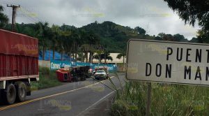 Vuelca tráiler en Tihuatlán Vuelca tráiler en Tihuatlán