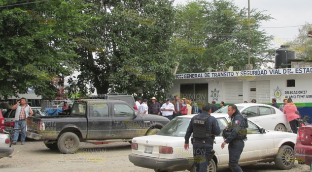 Alamenses toman edificio de Transito Estatal