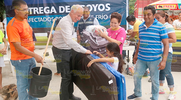 Alcalde de Álamo reparte cobijas y despensas a los vecinos de la colonia Jacarandas