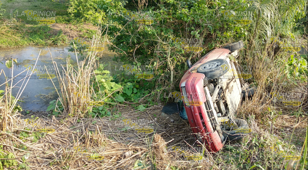 Vuelca y abandona su vehículo destrozado en la carretera federal Poza Rica-Tihuatlán
