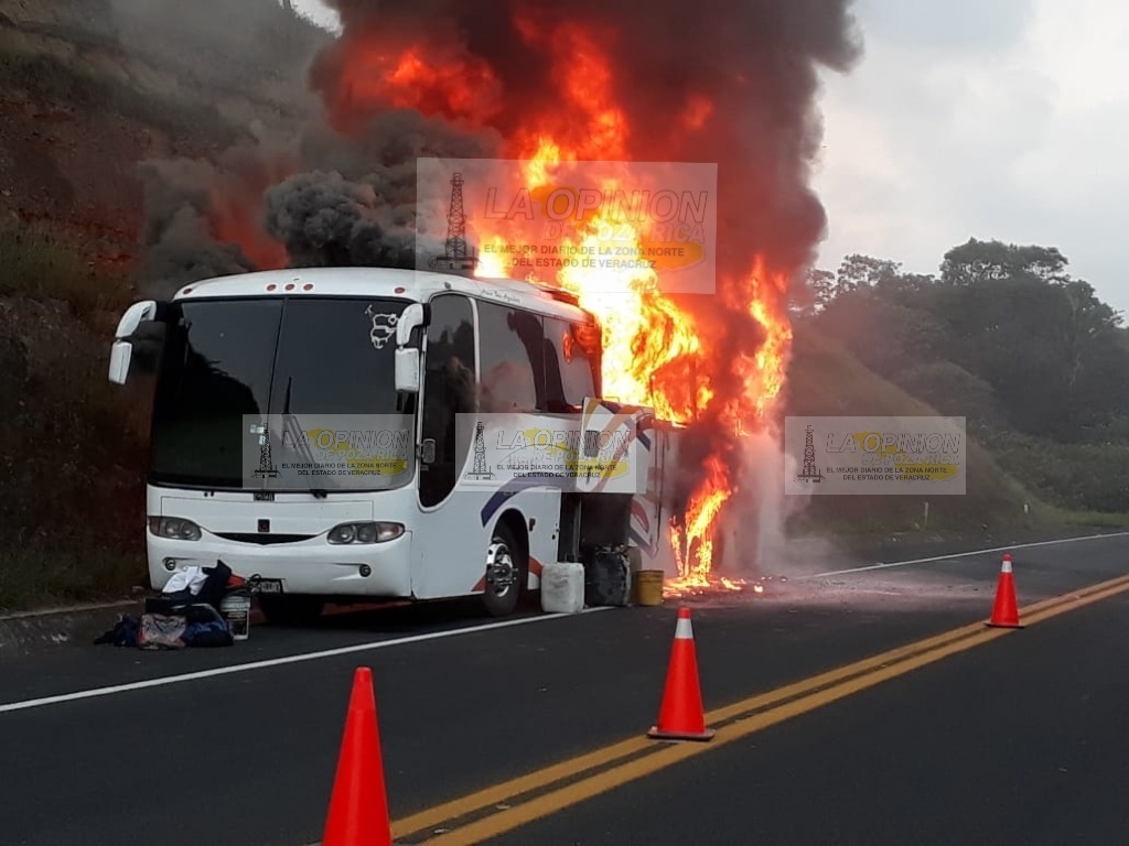 Se incendia autobús en el que viajaban estudiantes de la UNAM, sobre la autopista Totomoxtle, tramo Papantla.